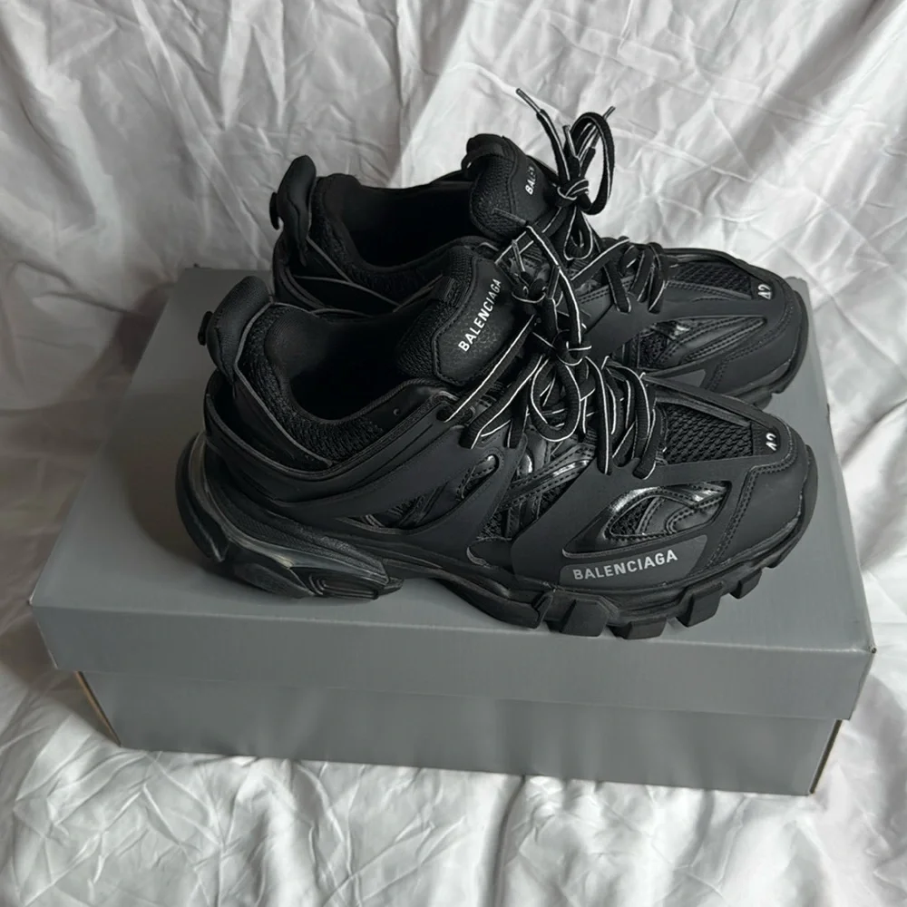 Size 42 - Picture 1 of 13